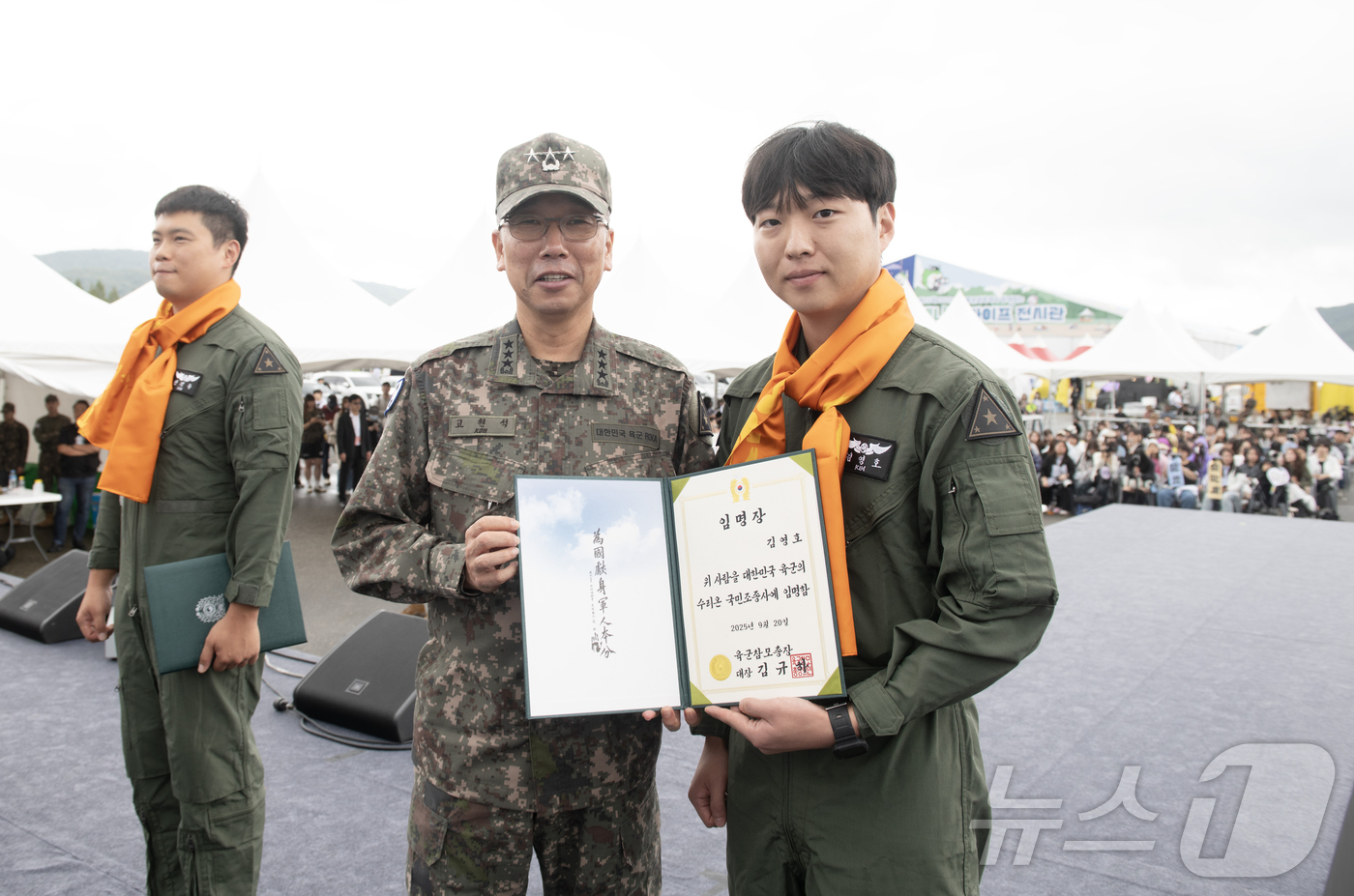 (서울=뉴스1) = 육군은 20일 충남 계룡시 '2025 지상군페스티벌' 행사장에서 '수리온 국민 조종사' 임명식을 진행했다고 20일 밝혔다.국민 조종사로 임명된 김영호 씨가 임명 …