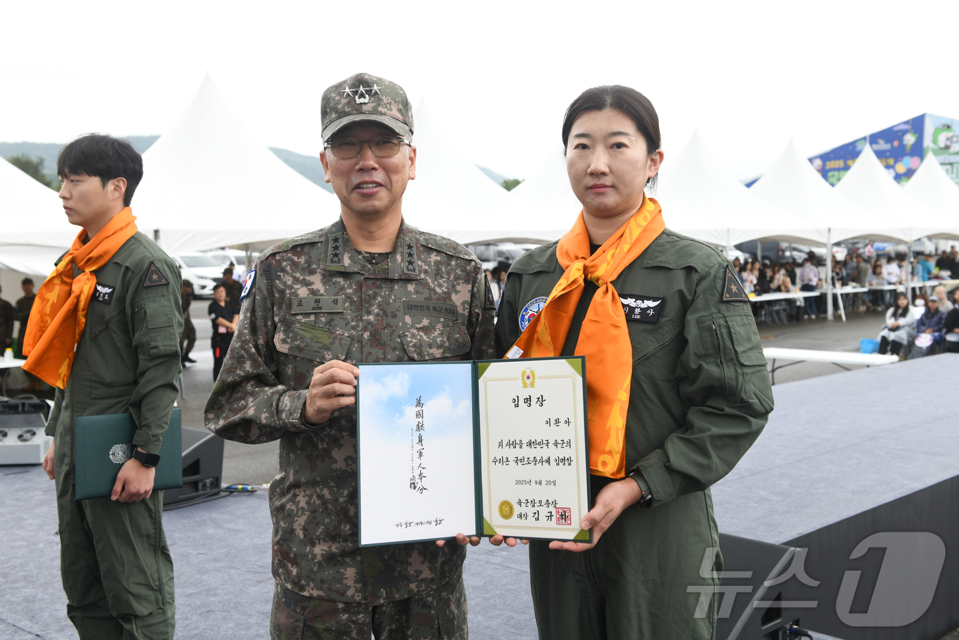 (서울=뉴스1) = 육군은 20일 충남 계룡시 '2025 지상군페스티벌' 행사장에서 '수리온 국민 조종사' 임명식을 진행했다고 20일 밝혔다.국민 조종사로 임명된 이환아 씨가 임명 …