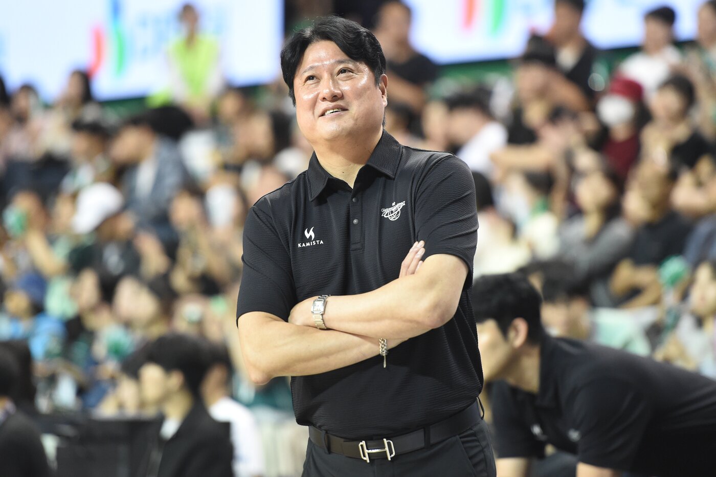 본문 이미지 - 프로농구 수원 KT 문경은 감독이 20일 열린 원주 DB와 시범경기서 선수들을 지켜보고 있다.&#40;KBL 제공&#41;