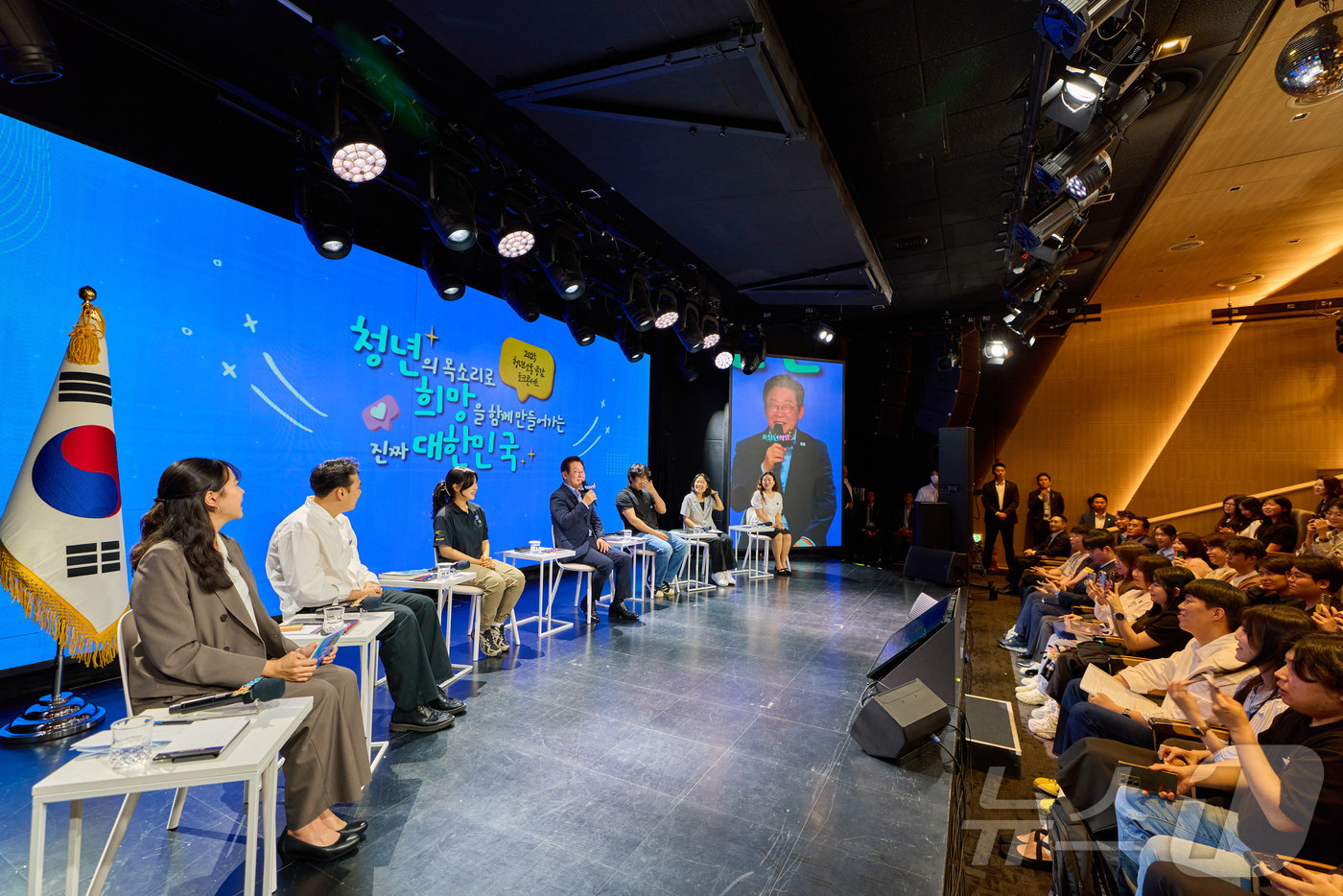 (서울=뉴스1) 이재명 기자 = 이재명 대통령이 지난 19일 서울 마포구 구름아래 소극장에서 열린 2030 청년 소통·공감 토크콘서트에서 발언하고 있다. (이재명 대통령 SNS. …