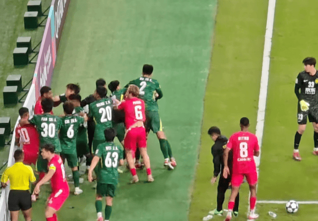 본문 이미지 - 지난 18일 중국 베이징 노동자 경기장에서 베트남 하노이 공안(CAHN)과 중국 베이징 궈안 사이의 2025~2026 아시아챔피언스리그 2부 경기가 진행되던 중 양 팀의 선수들이 난투극을 벌이는 모습. (출처=웨이보)