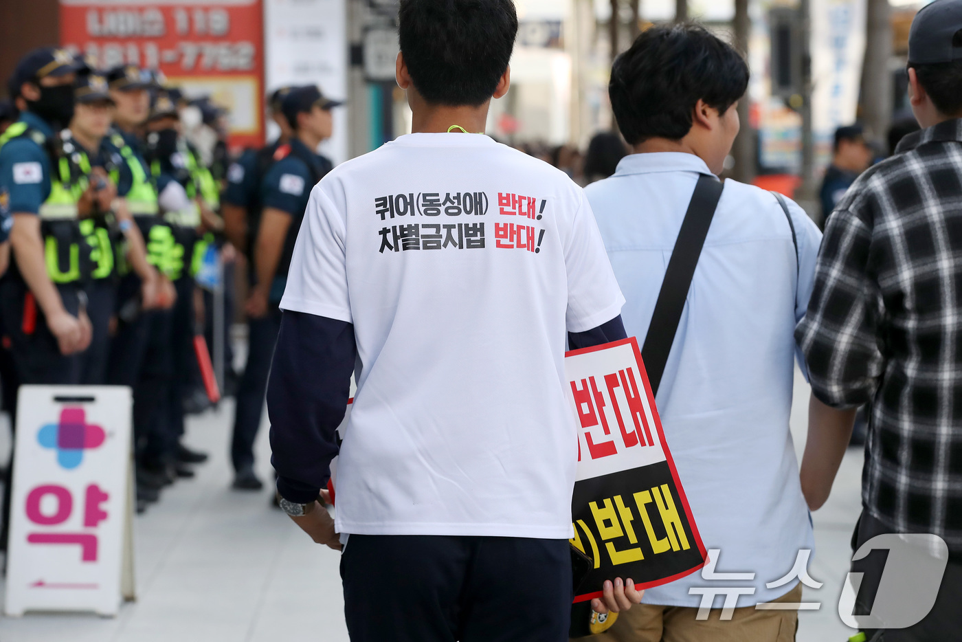 (대구=뉴스1) 공정식 기자 = 20일 오후 대구 중구 2·28기념중앙공원 앞 국채보상로에서 열린 제17회 대구퀴어문화축제 현장 주변에 동성애를 반대하는 시민들이 지나고 있다. 2 …