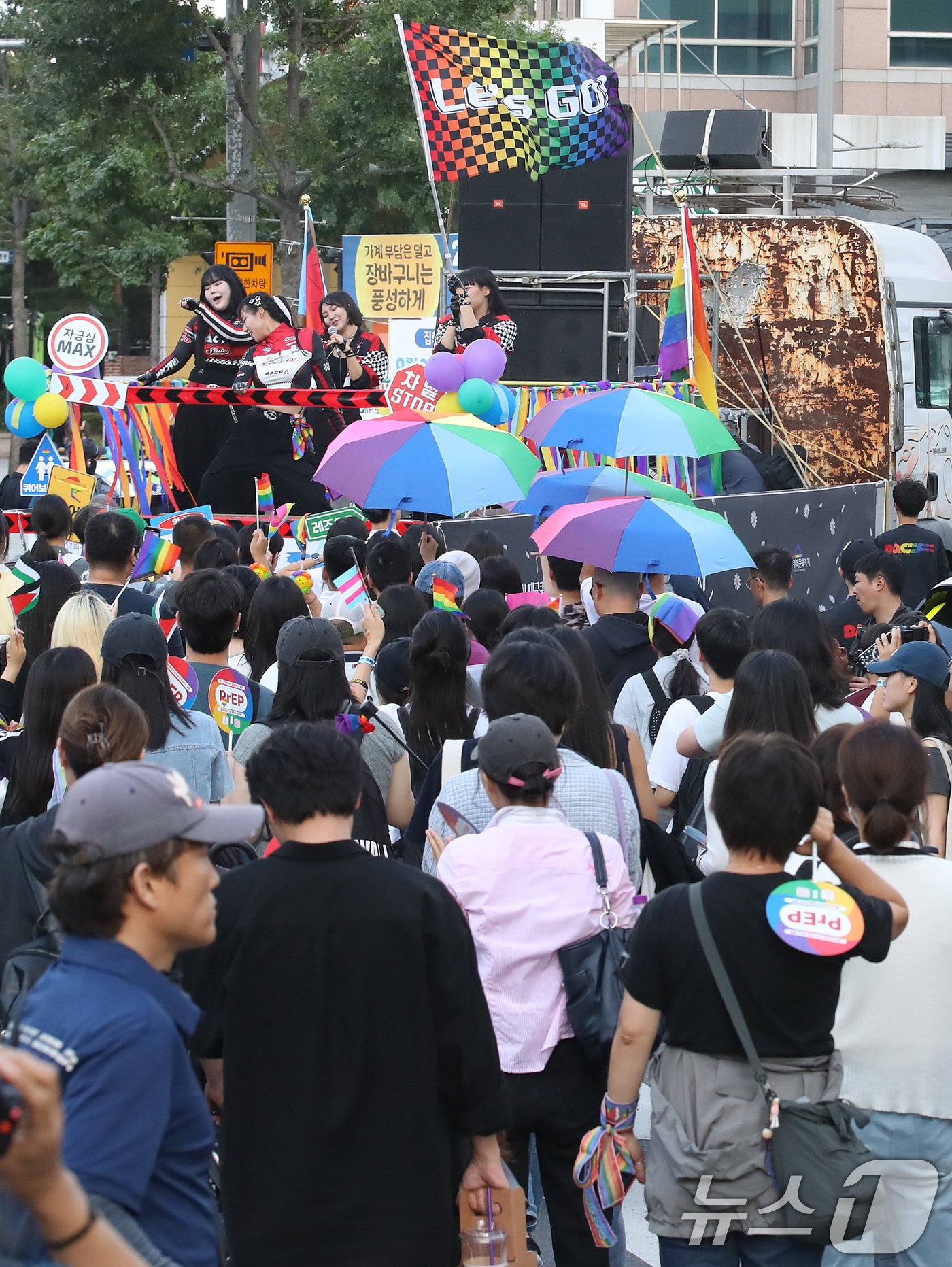 (대구=뉴스1) 공정식 기자 = 20일 오후 대구 중구 2·28기념중앙공원 앞 국채보상로에서 열린 제17회 대구퀴어문화축제 참가자들이 도심을 행진하고 있다. 2025.9.20/뉴스 …