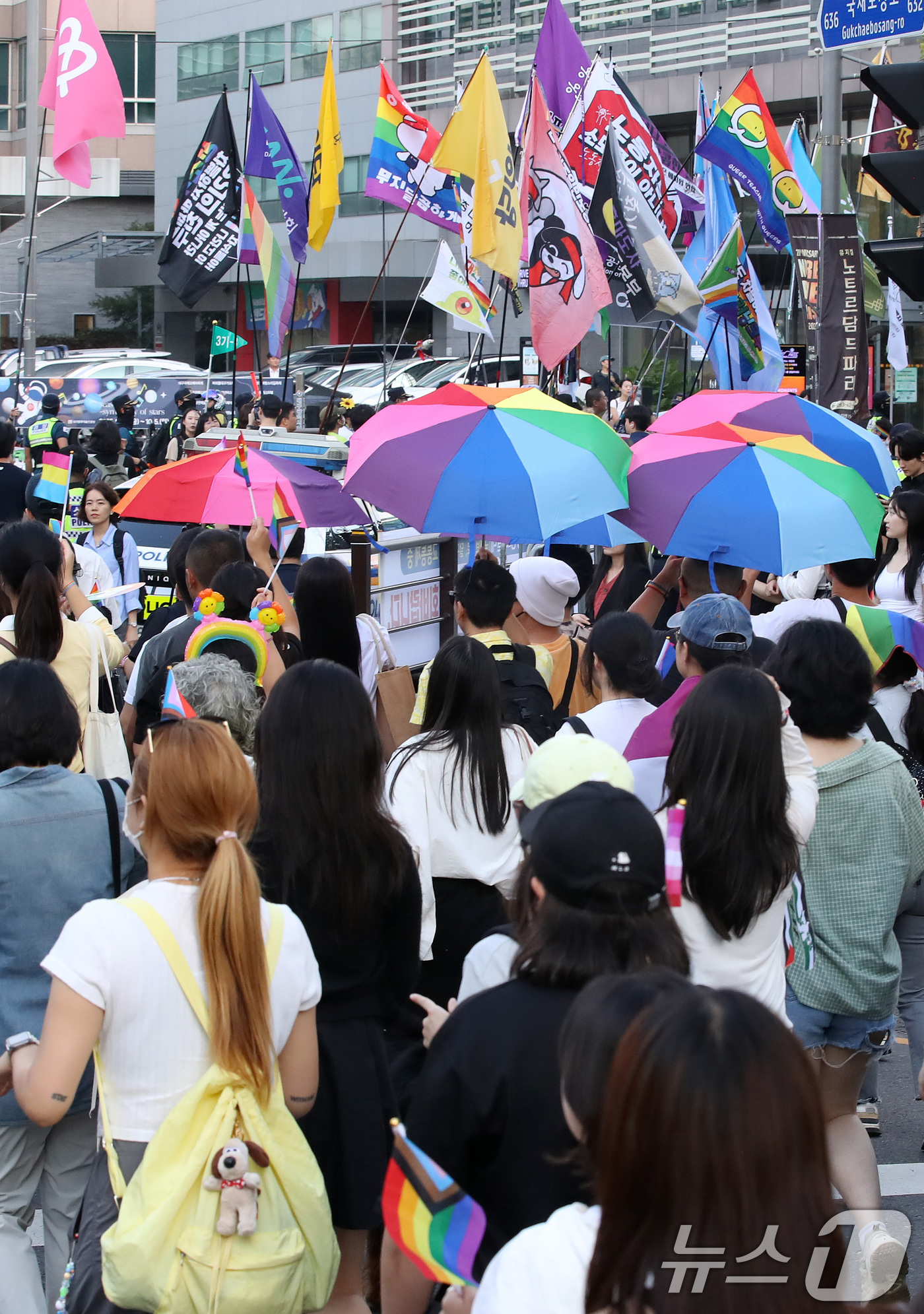 (대구=뉴스1) 공정식 기자 = 20일 오후 대구 중구 2·28기념중앙공원 앞 국채보상로에서 열린 제17회 대구퀴어문화축제 참가자들이 도심을 행진하고 있다. 2025.9.20/뉴스 …
