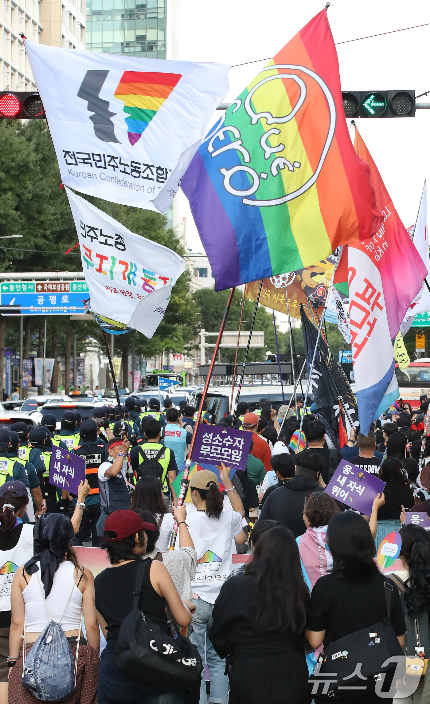 (대구=뉴스1) 공정식 기자 = 20일 오후 대구 중구 2·28기념중앙공원 앞 국채보상로에서 열린 제17회 대구퀴어문화축제 참가자들이 도심을 행진하고 있다. 2025.9.20/뉴스 …