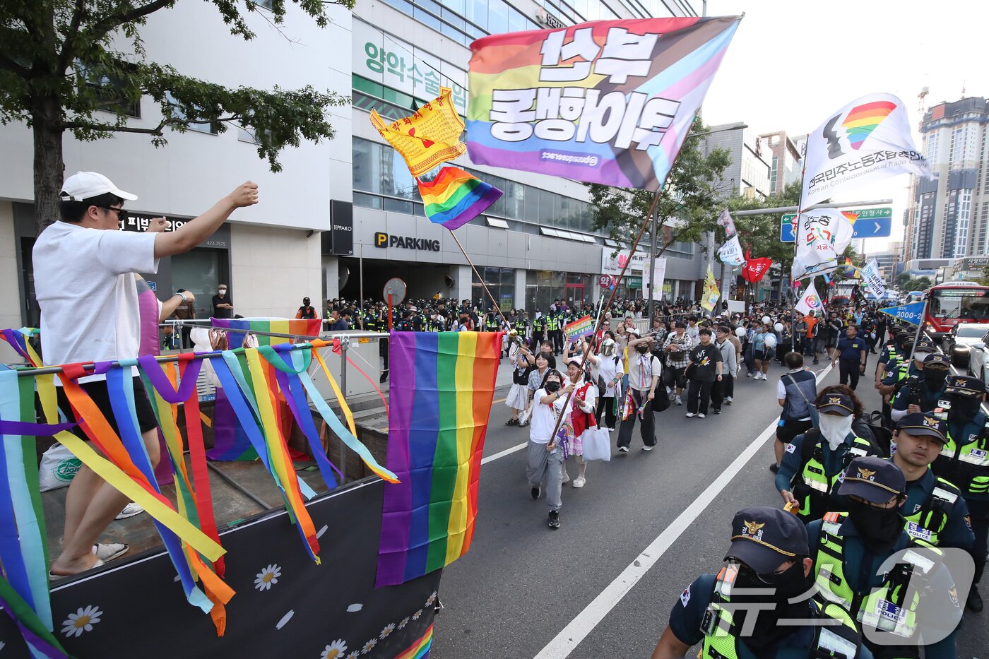 본문 이미지 - 20일 오후 대구 중구 2·28기념중앙공원 앞 국채보상로에서 열린 제17회 대구퀴어문화축제 참가자들이 도심을 행진하고 있다. 2025.9.20/뉴스1 ⓒ News1 공정식 기자