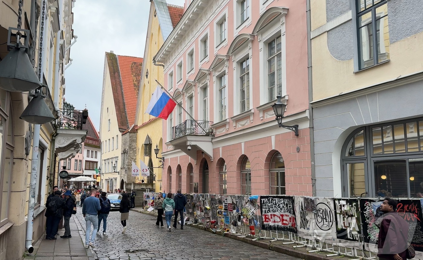 (탈린=뉴스1) 황덕현 기후환경전문기자 = 20일(현지시간) 에스토니아 수도 탈린의 주에스토니아 러시아대사관 앞에 시민들이 모여있다. 러시아대사관엔 우크라이나와 전쟁을 규탄하는 현 …