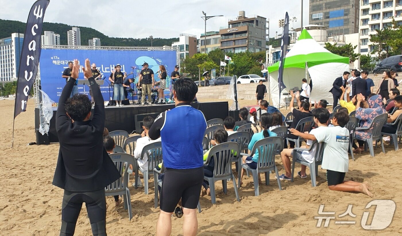 본문 이미지 - 20일 오전 10시쯤 부산 해운대구 송정 해수욕장에서 열린 국제서핑대회에서 참가자들이 콘서트를 즐기고 있다.2025.9.20/뉴스1 ⓒ News1 박아름 기자