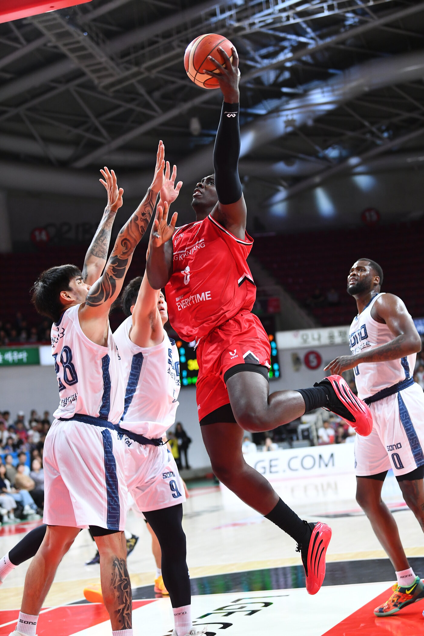 본문 이미지 - 정관장 오브라이언트가 20일 소노와 경기에서 슛을 쏘고 있다.&#40;KBL 제공&#41;