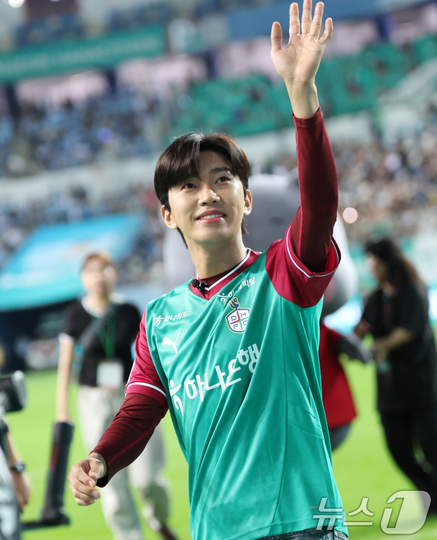 (대전=뉴스1) 권현진 기자 = 가수 임영웅이 20일 오후 대전월드컵경기장에서 열린 '하나은행 K리그1 2025' 대전하나시티즌과 대구FC 경기에 앞서 시축을 한 뒤 인사를 하고 …