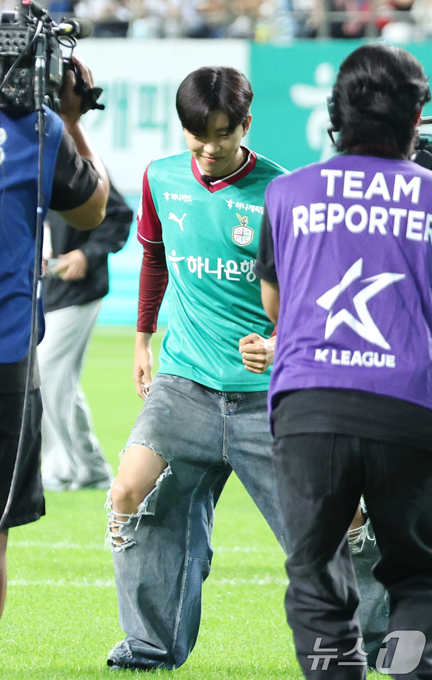 본문 이미지 - 가수 임영웅이 20일 오후 대전월드컵경기장에서 열린 &#39;하나은행 K리그1 2025&#39; 대전하나시티즌과 대구FC 경기에 앞서 시축을 한 뒤 세리머니를 하고 있다.  ⓒ News1 권현진 기자