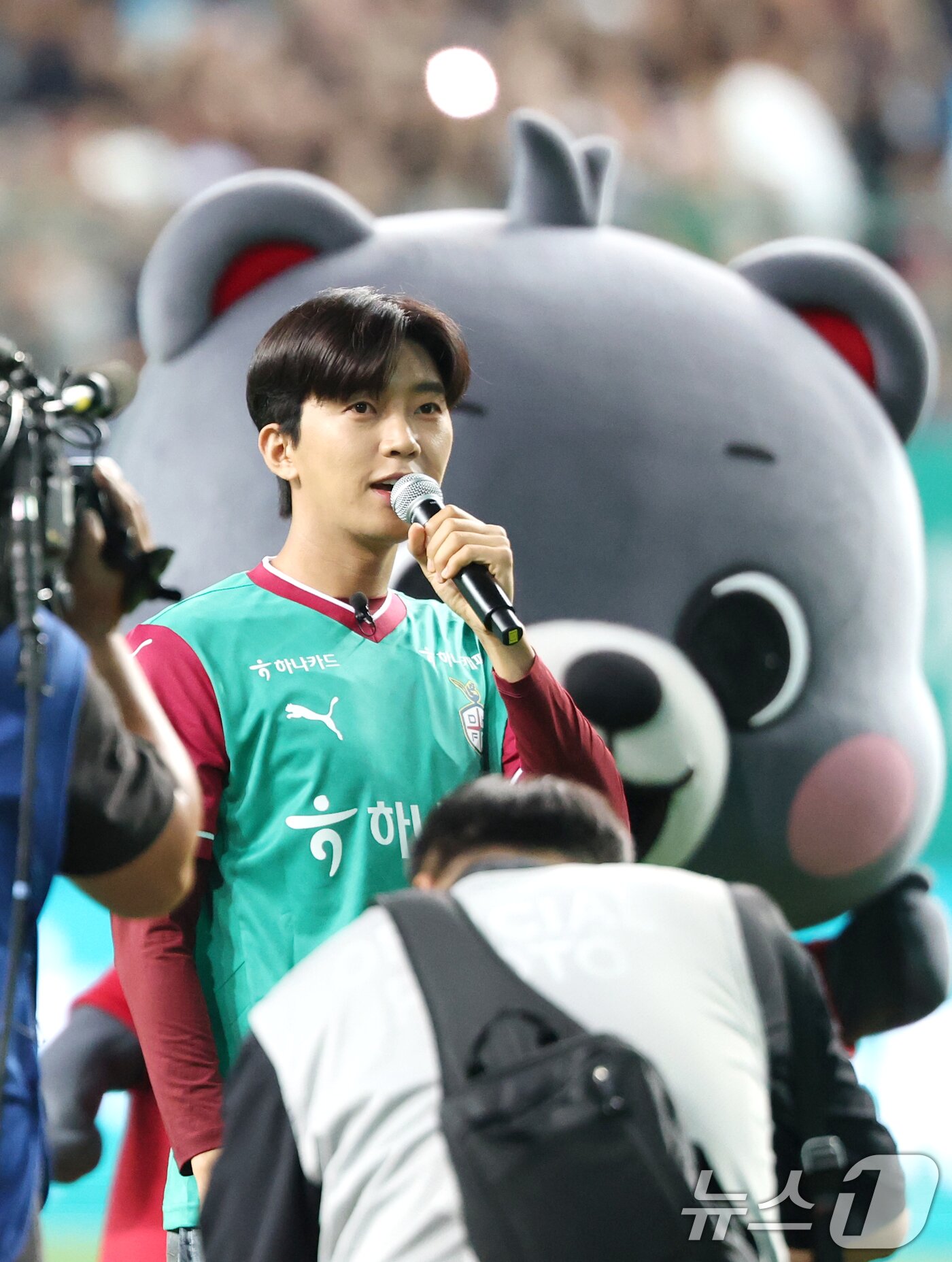 본문 이미지 - 가수 임영웅이 20일 오후 대전월드컵경기장에서 열린 &#39;하나은행 K리그1 2025&#39; 대전하나시티즌과 대구FC 경기에서 시축 전 인사를 하고 있댜. ⓒ News1 권현진 기자