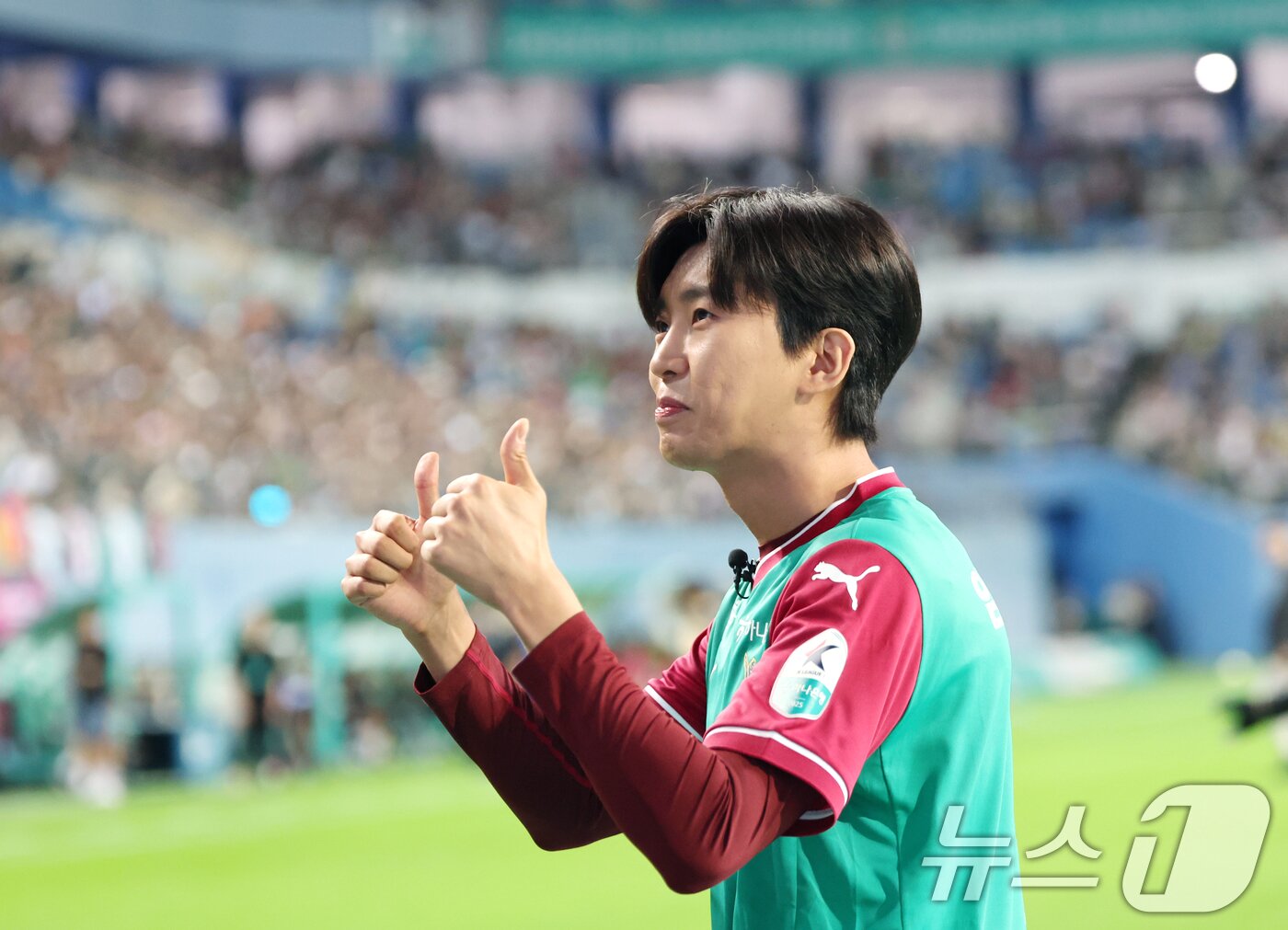 본문 이미지 - 가수 임영웅이 20일 오후 대전월드컵경기장에서 열린 &#39;하나은행 K리그1 2025&#39; 대전하나시티즌과 대구FC 경기에서 시축을 한 뒤 엄지를 치켜들고 있다. ⓒ News1 권현진 기자
