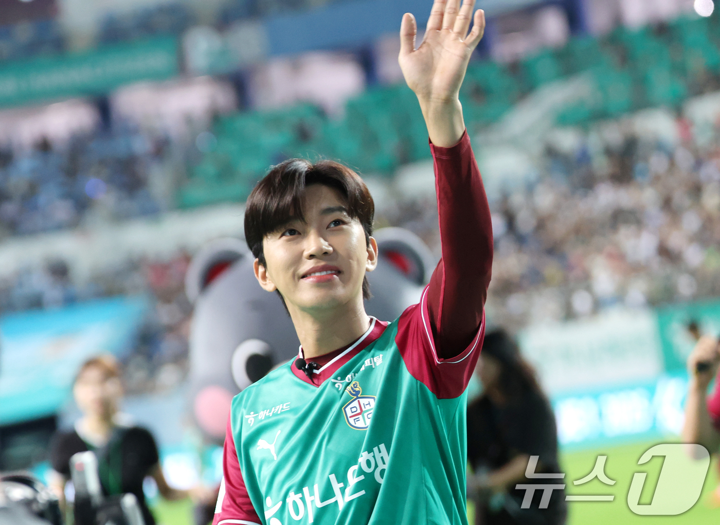 (대전=뉴스1) 권현진 기자 = 가수 임영웅이 20일 오후 대전월드컵경기장에서 열린 '하나은행 K리그1 2025' 대전하나시티즌과 대구FC 경기에 앞서 시축을 한 뒤 인사를 하고 …