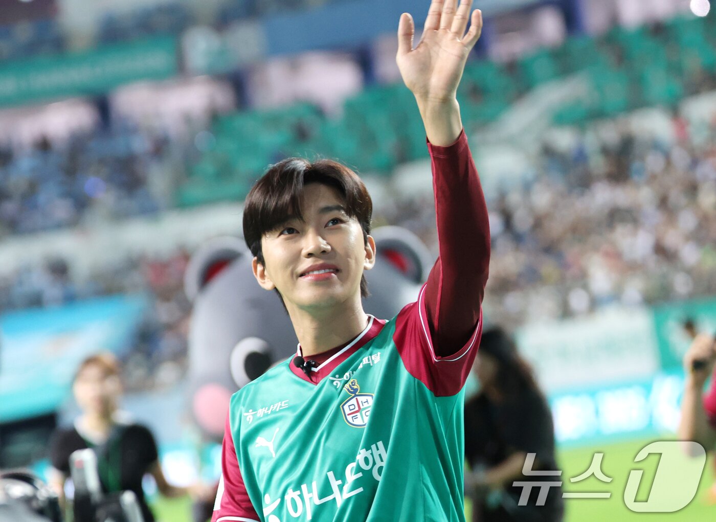 본문 이미지 - 가수 임영웅이 20일 오후 대전월드컵경기장에서 열린 &#39;하나은행 K리그1 2025&#39; 대전하나시티즌과 대구FC 경기에 앞서 시축을 한 뒤 인사를 하고 있다. ⓒ News1 권현진 기자