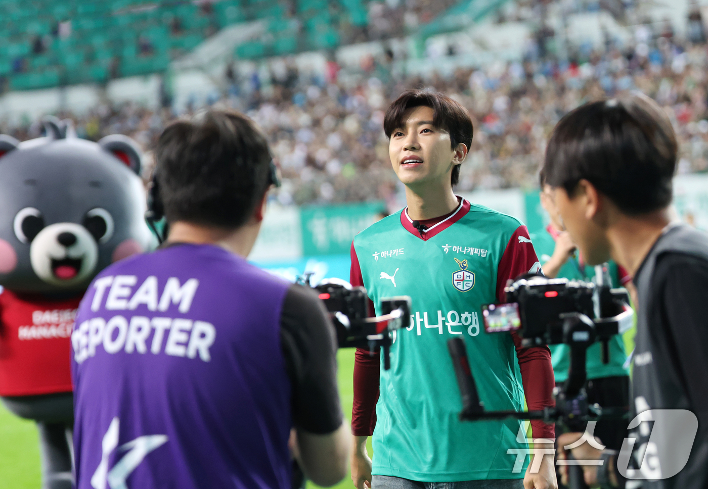 (대전=뉴스1) 권현진 기자 = 가수 임영웅이 20일 오후 대전월드컵경기장에서 열린 '하나은행 K리그1 2025' 대전하나시티즌과 대구FC 경기에 앞서 시축을 한 뒤 인사를 하고 …