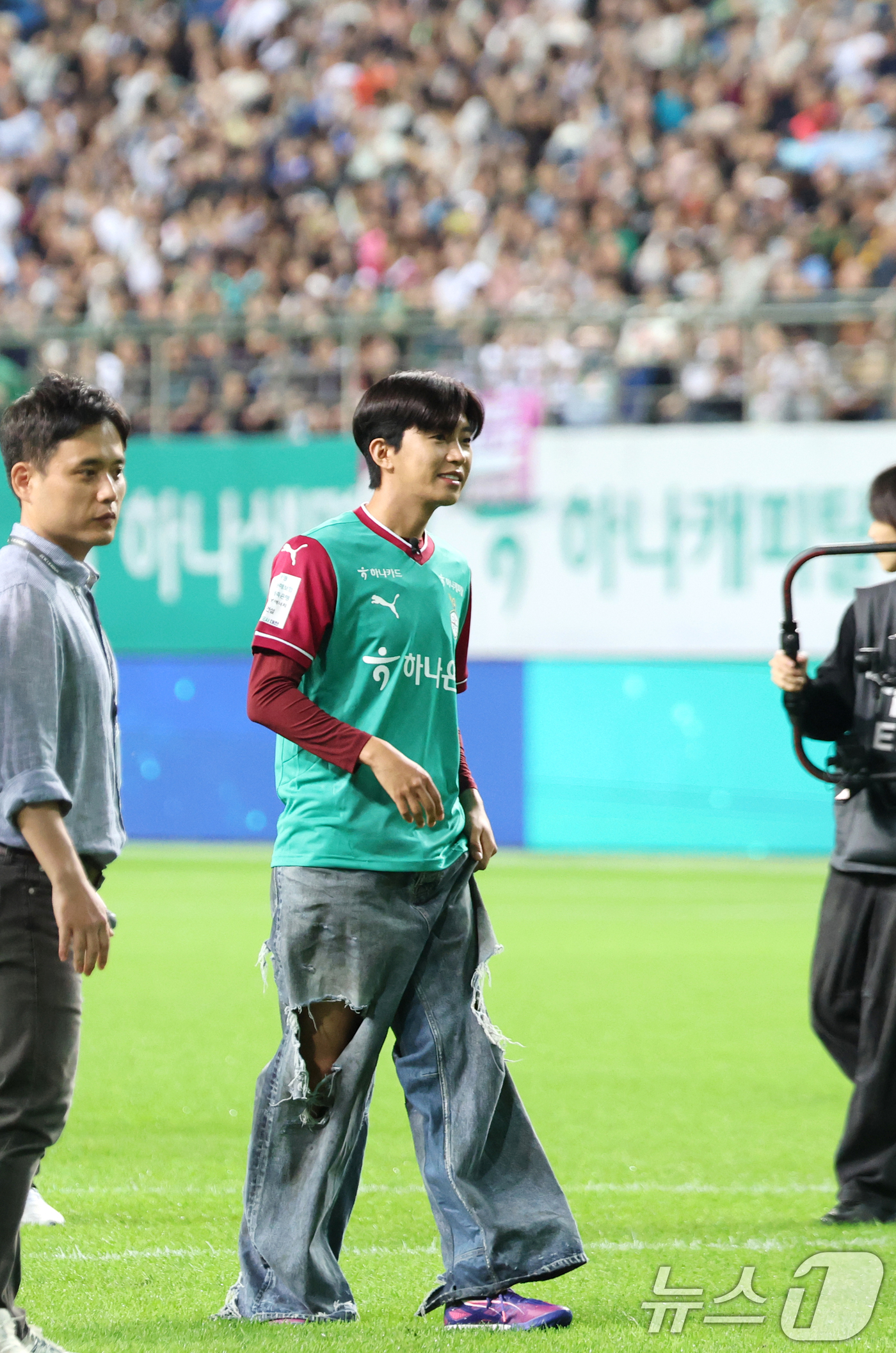 (대전=뉴스1) 권현진 기자 = 가수 임영웅이 20일 오후 대전월드컵경기장에서 열린 '하나은행 K리그1 2025' 대전하나시티즌과 대구FC 경기에 앞서 시축을 위해 이동하고 있다. …