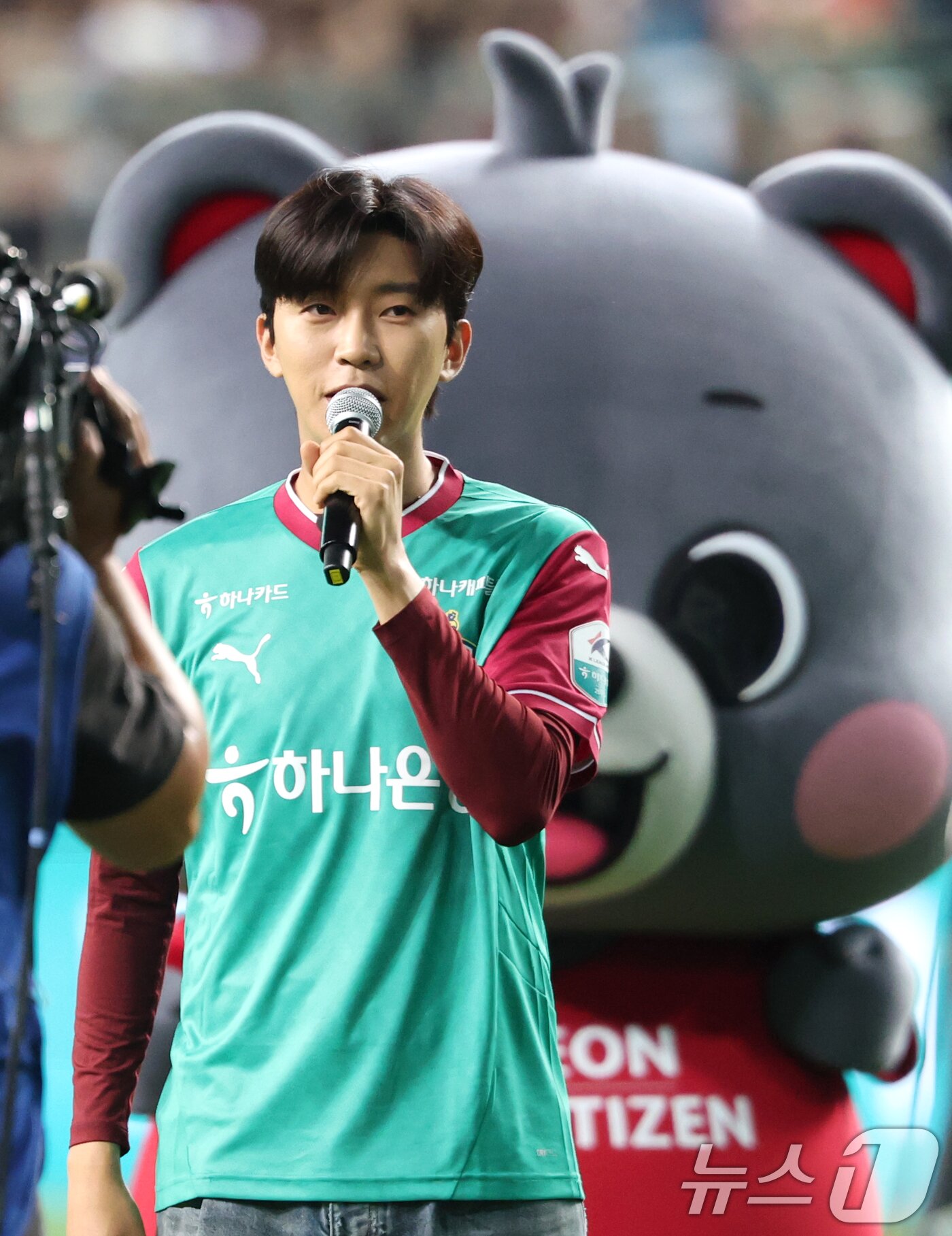 본문 이미지 - 가수 임영웅이 20일 오후 대전월드컵경기장에서 열린 &#39;하나은행 K리그1 2025&#39; 대전하나시티즌과 대구FC 경기에 앞서 인사말을 있다. ⓒ News1 권현진 기자