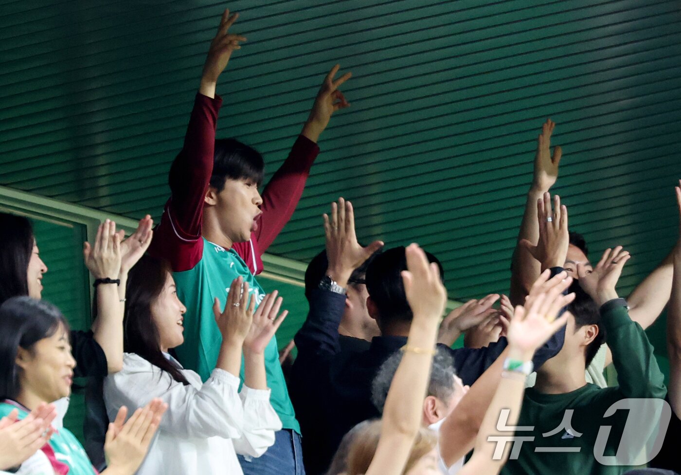 본문 이미지 - 가수 임영웅이 20일 오후 대전월드컵경기장에서 열린 &#39;하나은행 K리그1 2025&#39; 대전하나시티즌과 대구FC 경기에서 대전하나시티즌 주민규가 득점하자 만세를 부르며 기뻐하고 있다. ⓒ News1 권현진 기자