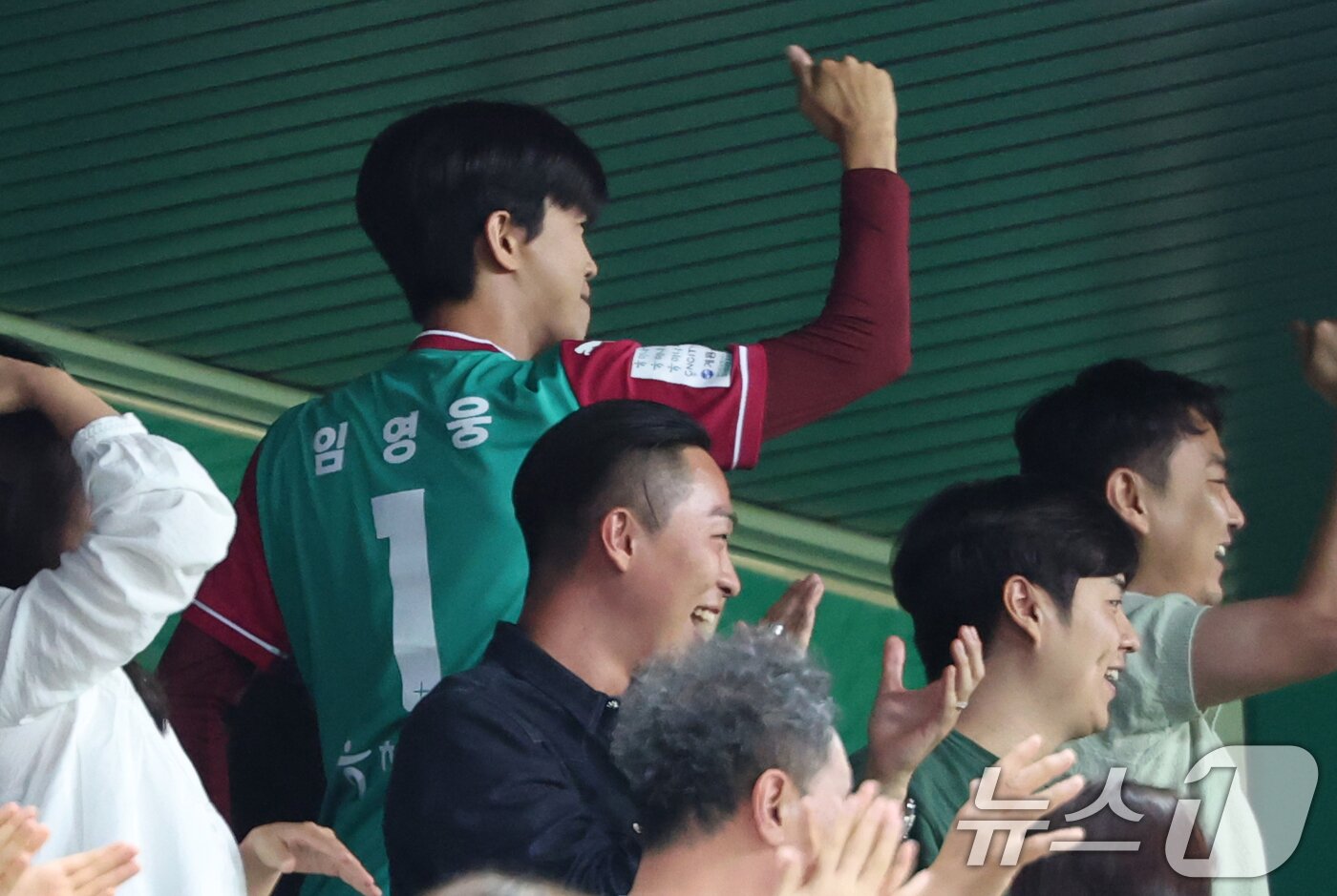 본문 이미지 - 가수 임영웅이 20일 오후 대전월드컵경기장에서 열린 &#39;하나은행 K리그1 2025&#39; 대전하나시티즌과 대구FC 경기에서 대전하나시티즌 주민규가 득점하자 엄지를 치켜들며 기뻐하고 있다. ⓒ News1 권현진 기자