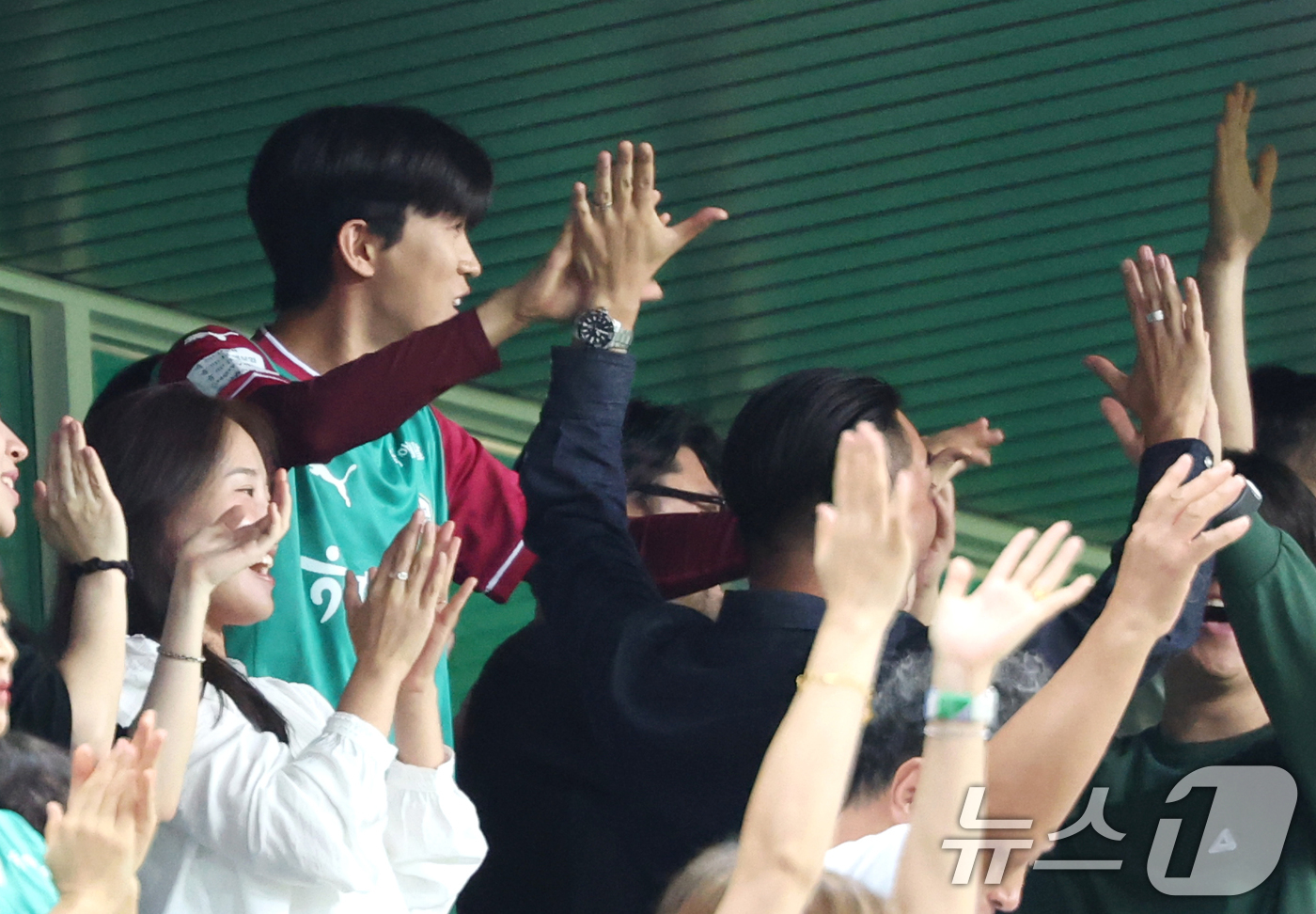 (대전=뉴스1) 권현진 기자 = 가수 임영웅이 20일 오후 대전월드컵경기장에서 열린 '하나은행 K리그1 2025' 대전하나시티즌과 대구FC 경기에서 대전하나시티즌 주민규가 득점하자 …