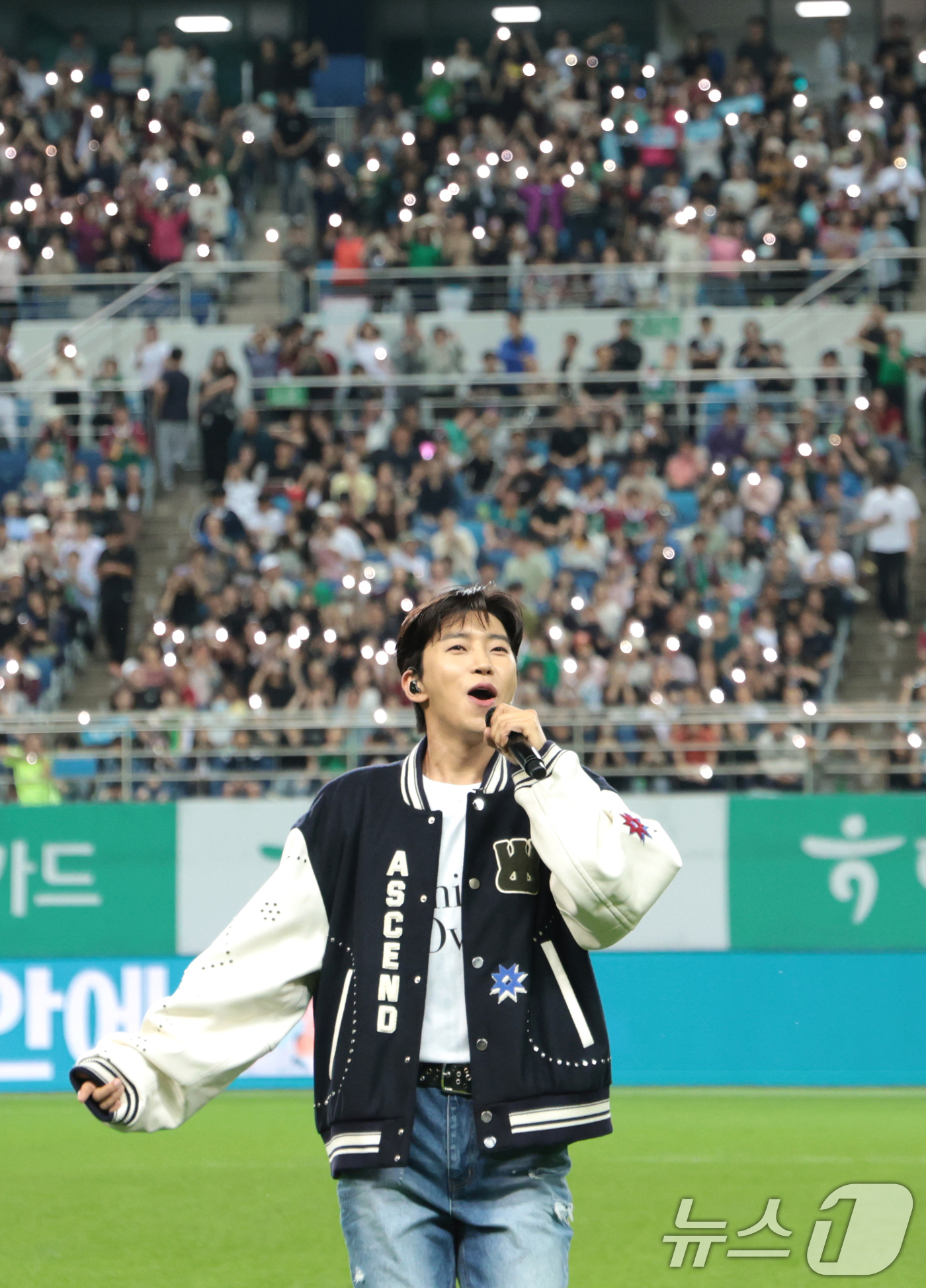 (대전=뉴스1) 권현진 기자 = 가수 임영웅이 20일 오후 대전월드컵경기장에서 열린 '하나은행 K리그1 2025' 대전하나시티즌과 대구FC 경기에서 하프타임 공연을 하고 있다. 2 …