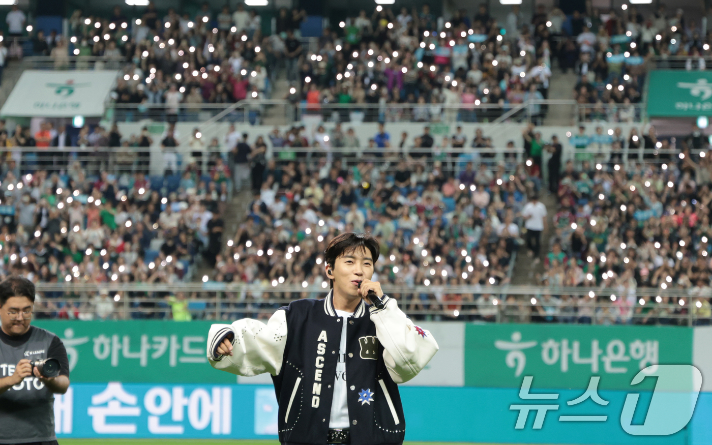 (대전=뉴스1) 권현진 기자 = 가수 임영웅이 20일 오후 대전월드컵경기장에서 열린 '하나은행 K리그1 2025' 대전하나시티즌과 대구FC 경기에서 하프타임 공연을 하고 있다. 2 …