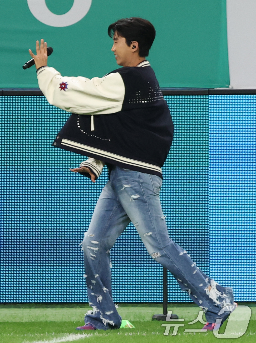 (대전=뉴스1) 권현진 기자 = 가수 임영웅이 20일 오후 대전월드컵경기장에서 열린 '하나은행 K리그1 2025' 대전하나시티즌과 대구FC 경기에서 하프타임 공연을 하고 있다. 2 …