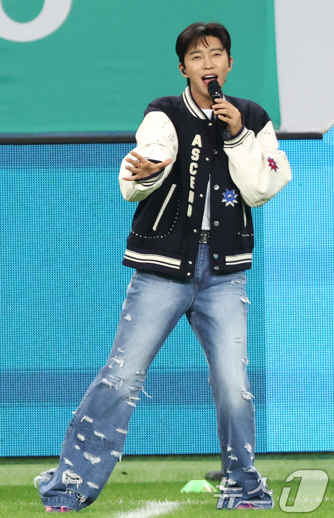 (대전=뉴스1) 권현진 기자 = 가수 임영웅이 20일 오후 대전월드컵경기장에서 열린 '하나은행 K리그1 2025' 대전하나시티즌과 대구FC 경기에서 하프타임 공연을 하고 있다. 2 …