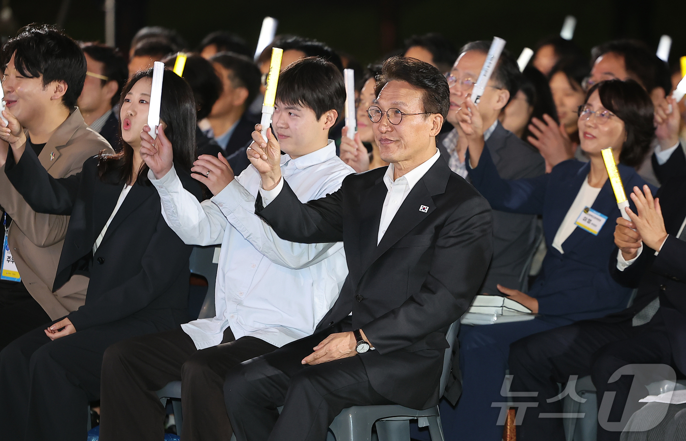 (서울=뉴스1) 김진환 기자 = 김민석 국무총리가 20일 오후 서울 종로구 청와대 녹지원에서 열린 2025 청년의 날 기념식에서 응원봉을 흔들며 공연을 관람하고 있다. 2025.9 …