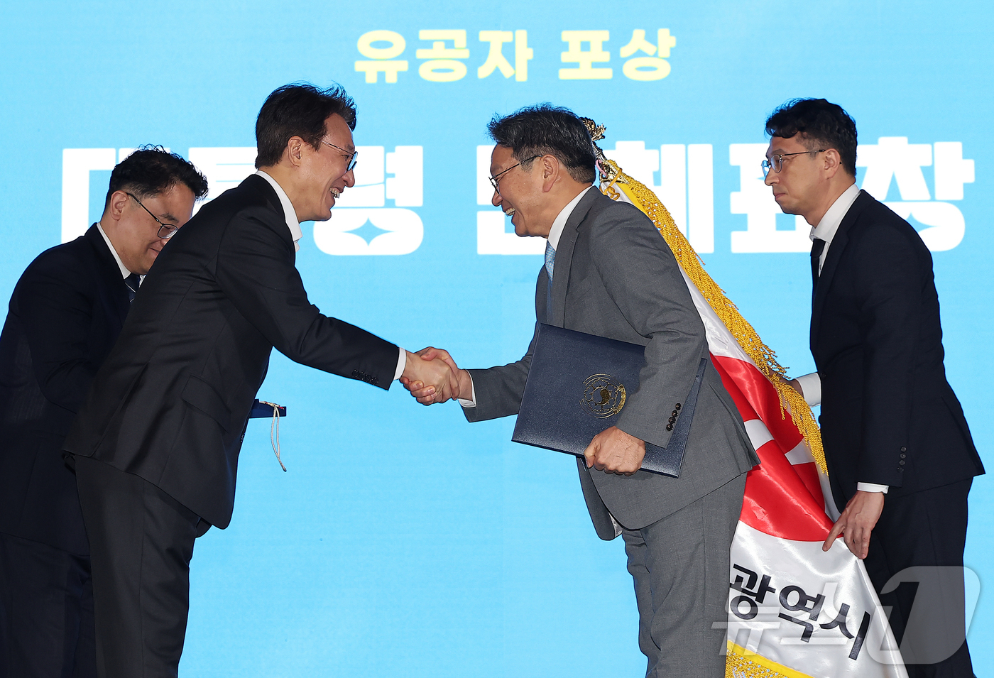 (서울=뉴스1) 김진환 기자 = 김민석 국무총리가 20일 오후 서울 종로구 청와대 녹지원에서 열린 2025 청년의 날 기념식에서 강기정 광주광역시장에게 대통령 표창(단체)를 수여하 …