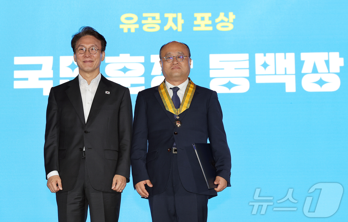 (서울=뉴스1) 김진환 기자 = 김민석 국무총리가 20일 오후 서울 종로구 청와대 녹지원에서 열린 2025 청년의 날 기념식에서 국민훈장 동백장을 수훈한 김문길 한국보건사회연구원 …