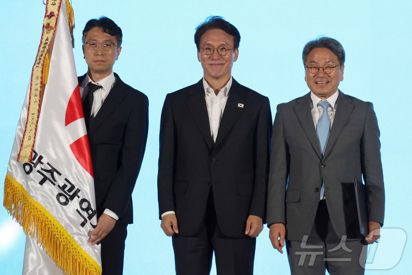 (서울=뉴스1) 청사사진기자단 = 김민석 국무총리가 20일 오후 서울 종로구 청와대 녹지원에서 열린 2025 청년의 날 기념식에서 대통령 표창(단체)을 받은 강기정 광주광역시장과 …