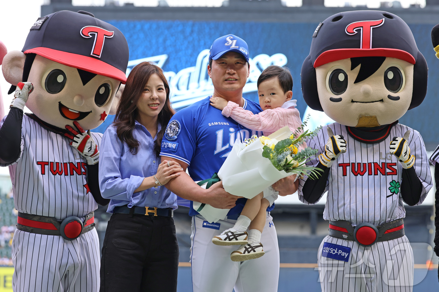 (서울=뉴스1) 김진환 기자 = 은퇴를 앞둔 삼성 라이온즈 오승환이 20일 서울 송파구 잠실야구장에서 열린 LG 트윈스와 정규시즌 마지막 맞대결을 앞두고 가족과 기념 촬영을 하고 …