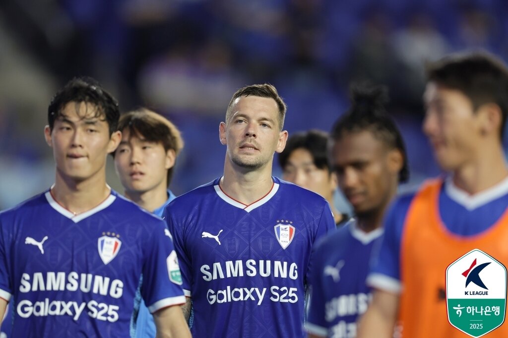 본문 이미지 -  경남에 패한 뒤 아쉬워하는 수원(한국프로축구연맹 제공)
