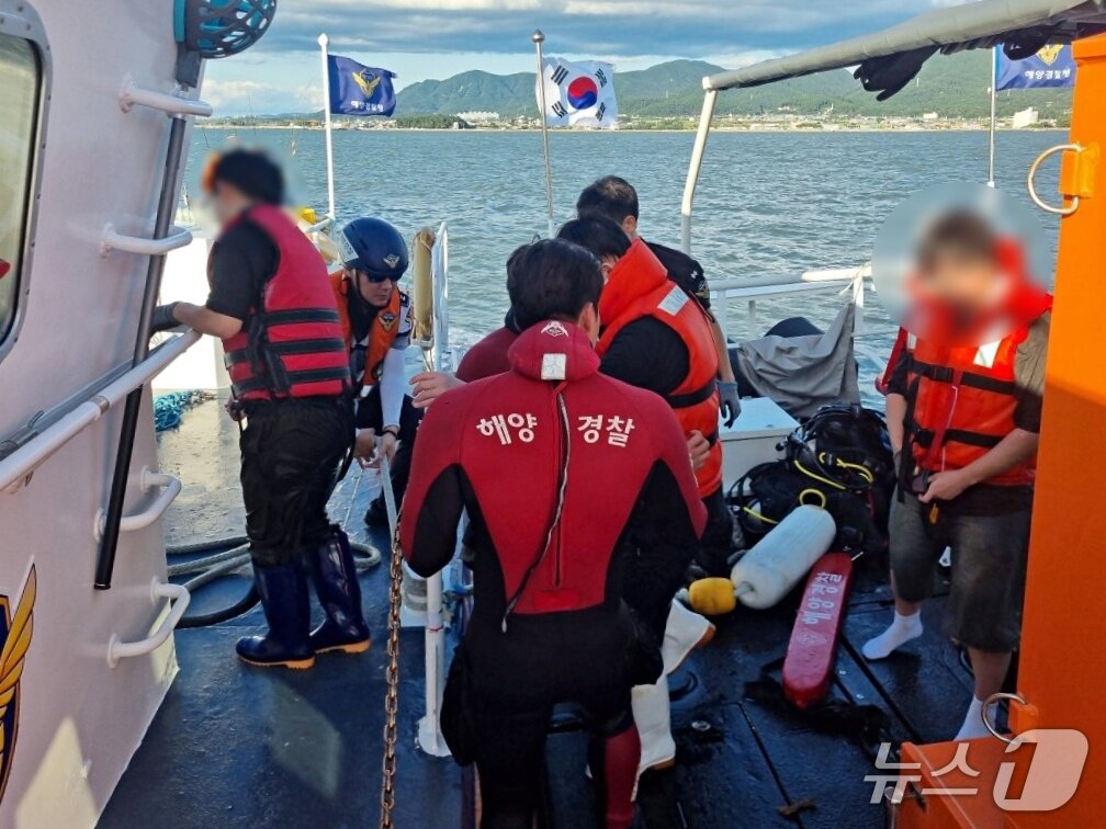 본문 이미지 - 사천해경이 광포항 인근 해상에서 발생한 전복 선박 승선원들을 구조하는 모습. (사천해경서 제공. 재판매 및 DB 금지)