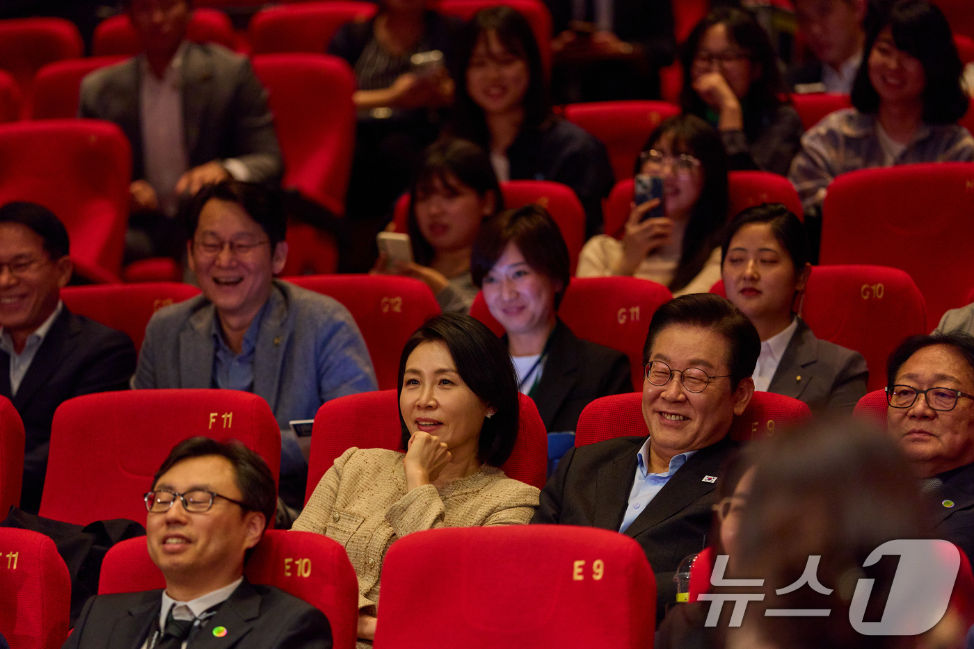 (서울=뉴스1) 허경 기자 = 이재명 대통령과 김혜경 여사가 20일 부산 해운대구 영화의전당에서 부산국제영화제 공식상영작 '극장의 시간들' 관람하고 있다. (대통령실 제공. 재판매 …