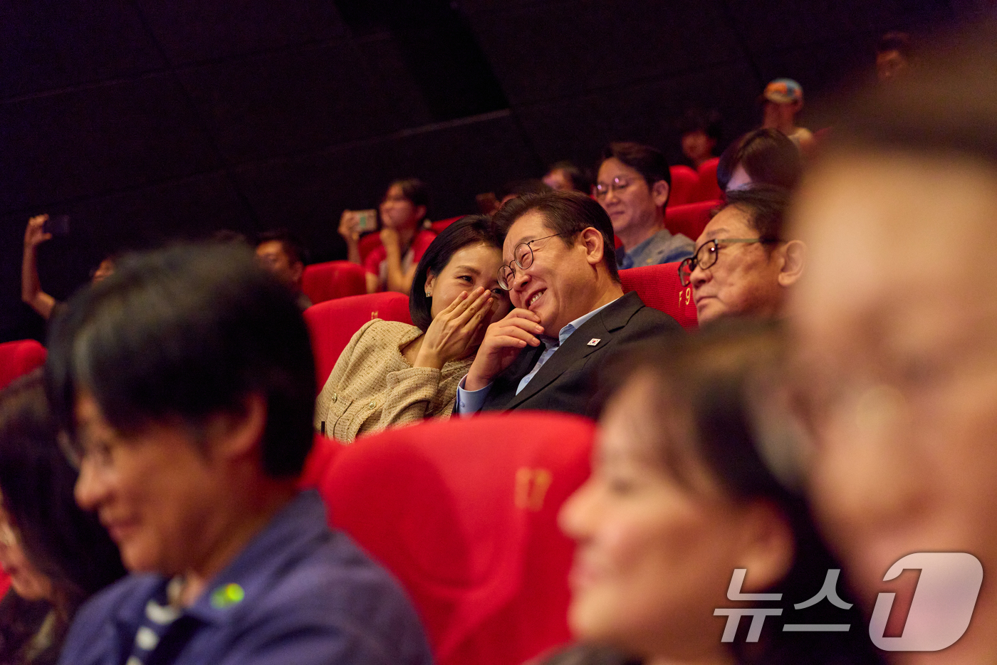 (서울=뉴스1) 허경 기자 = 이재명 대통령과 김혜경 여사가 20일 부산 해운대구 영화의전당에서 부산국제영화제 공식상영작 '극장의 시간들' 관람하고 있다. (대통령실 제공. 재판매 …