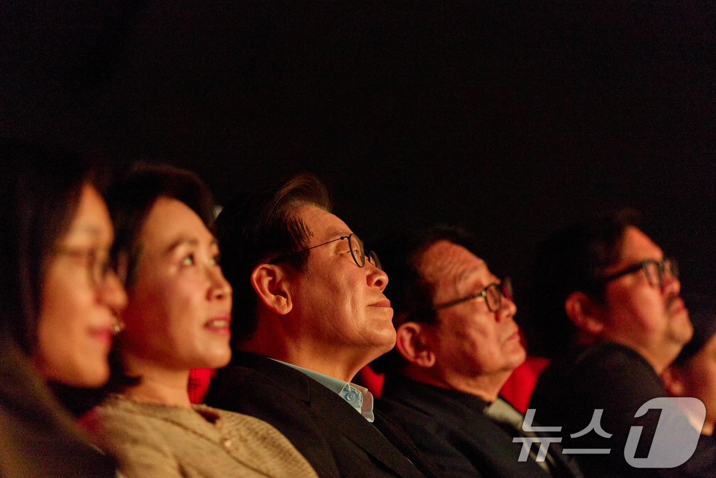 (서울=뉴스1) 허경 기자 = 이재명 대통령과 김혜경 여사가 20일 부산 해운대구 영화의전당에서 부산국제영화제 공식상영작 '극장의 시간들' 관람하고 있다. (대통령실 제공. 재판매 …