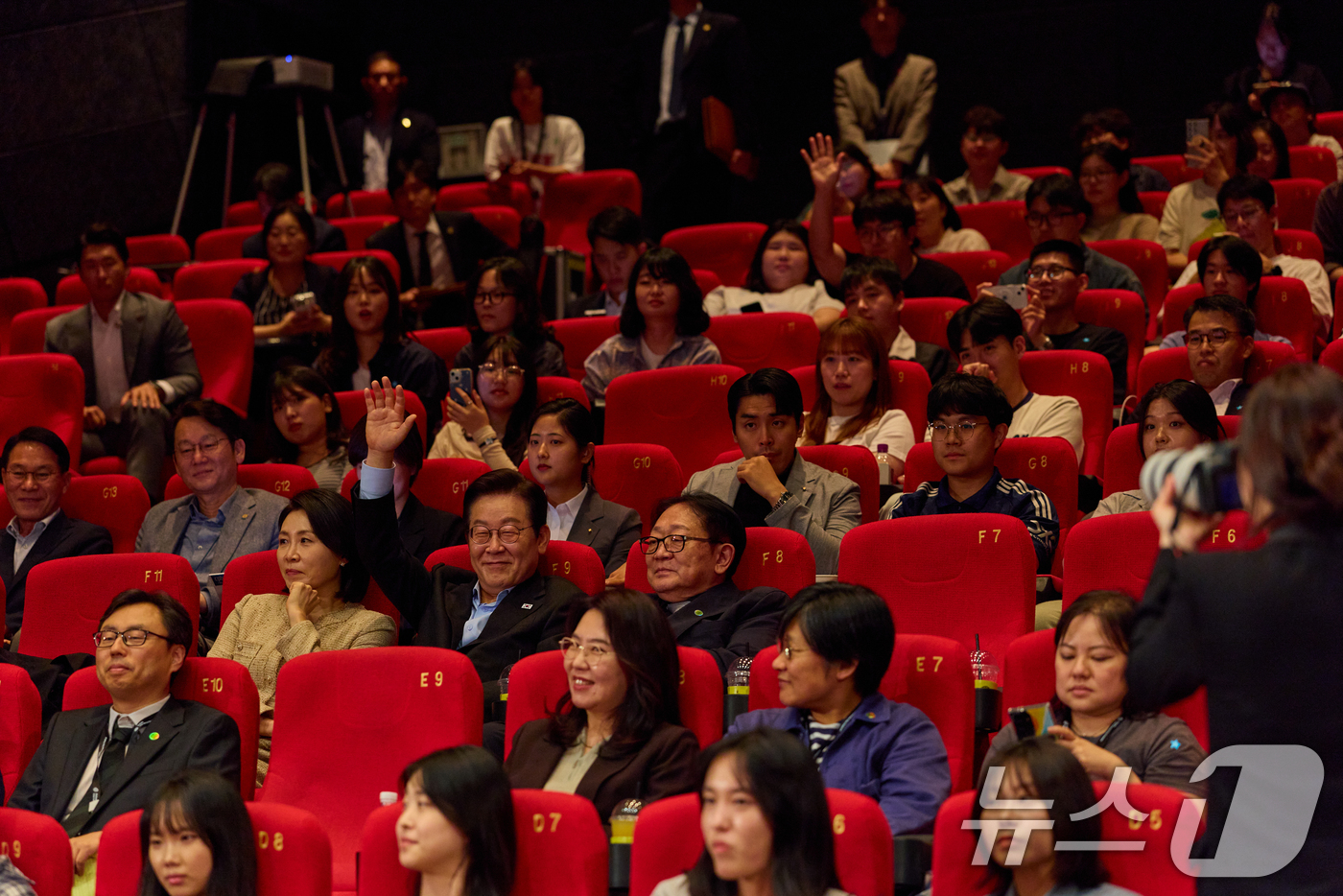 (서울=뉴스1) 허경 기자 = 이재명 대통령이 20일 부산 해운대구 영화의전당에서 부산국제영화제 공식상영작 '극장의 시간들' 관람에서 관객들에게 인사하고 있다. (대통령실 제공. …