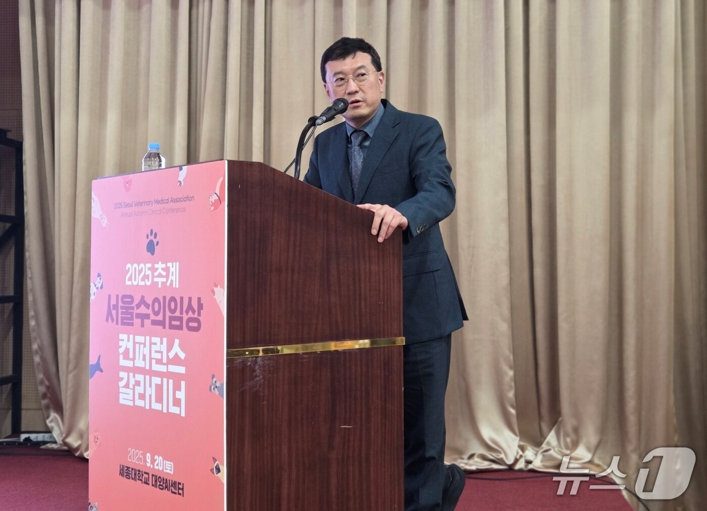 본문 이미지 - 최영민 전 서울시수의사회 회장이 20일 열린 &#39;서울수의임상컨퍼런스&#39;에서 발언을 하고 있다. ⓒ 뉴스1 한송아 기자