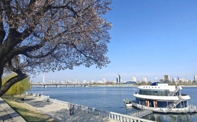 본문 이미지 - 주북 중국대사관에 게시된 대동강 사진. &#40;주북 중국대사관 홈페이지 갈무리&#41;