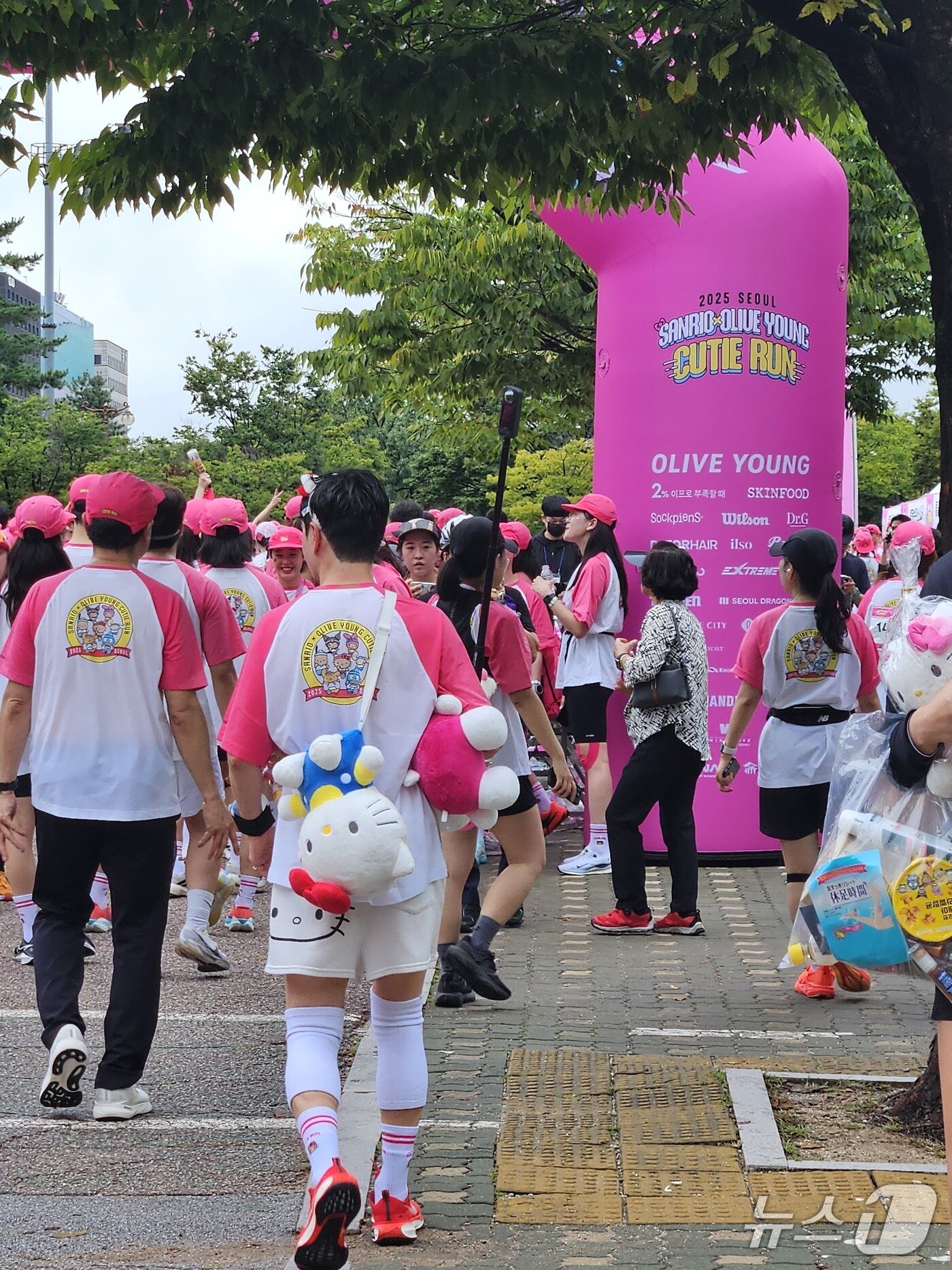 본문 이미지 - 21일 서울 여의도 일대에서 &#39;산리오X올리브영 큐티런 2025 서울&#39;이 개최됐다.ⓒ 뉴스1/김진희 기자.
