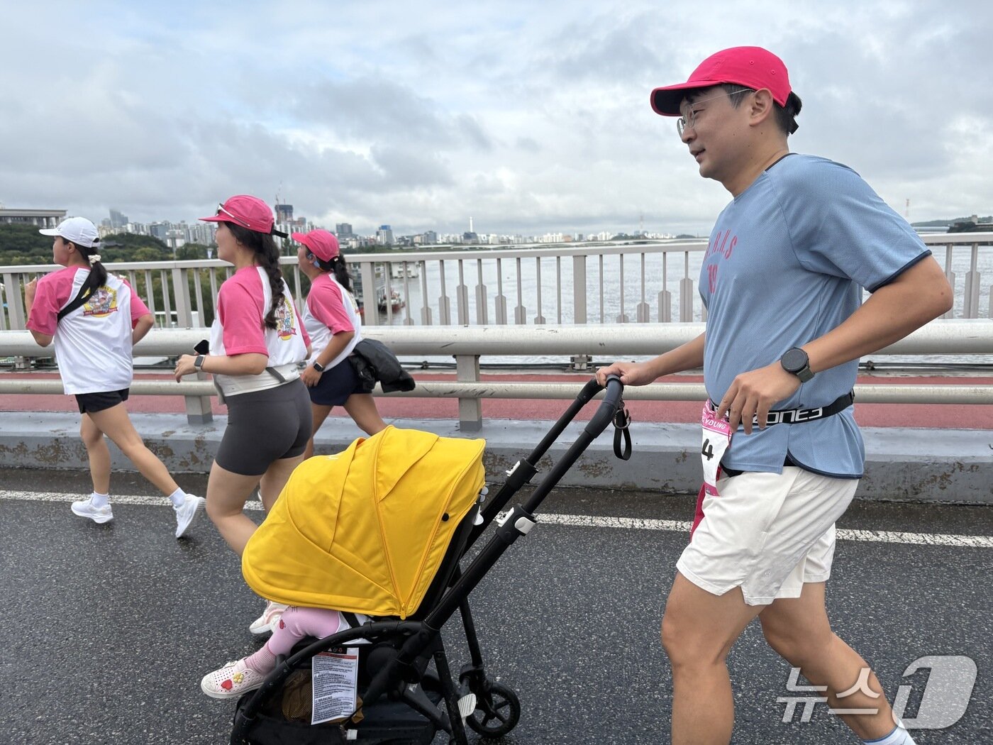 본문 이미지 - 21일 서울 여의도 일대에서 &#39;산리오X올리브영 큐티런 2025 서울&#39;이 개최됐다.ⓒ 뉴스1/김진희 기자.