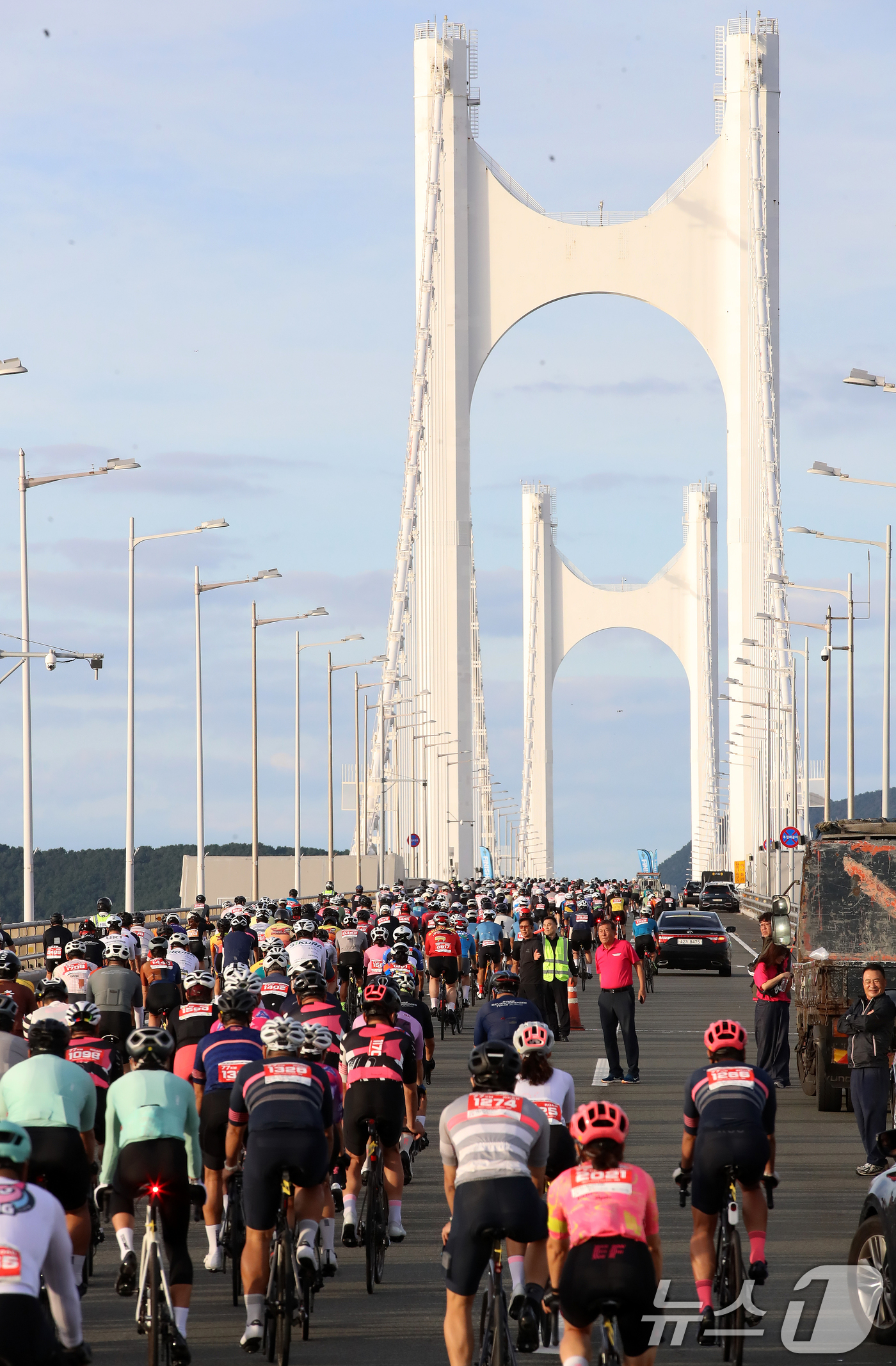(부산=뉴스1) 윤일지 기자 = 21일 오전 부산 광안대교 상판에서 '2025 세븐브릿지 투어'에 참가한 라이더들이 힘차게 출발하고 있다. 세계 최초로 도심의 4개 해상 교량을 연 …