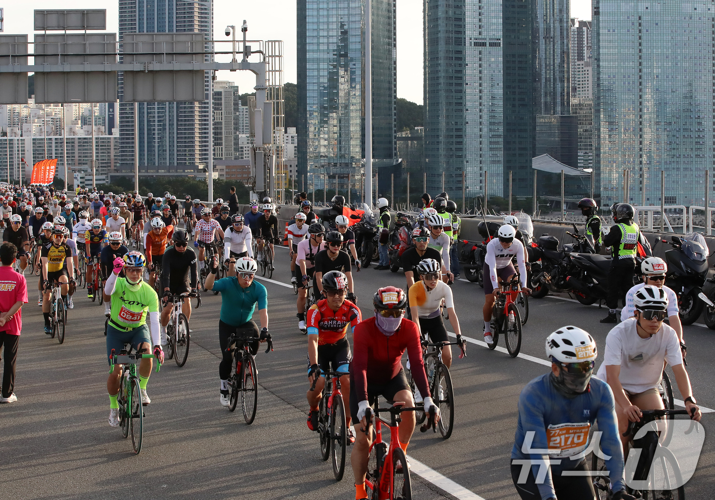 (부산=뉴스1) 윤일지 기자 = 21일 오전 부산 광안대교 상판에서 '2025 세븐브릿지 투어'에 참가한 라이더들이 힘차게 출발하고 있다. 세계 최초로 도심의 4개 해상 교량을 연 …