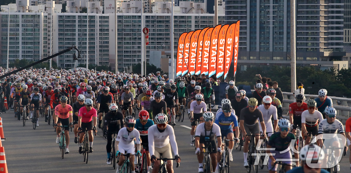 (부산=뉴스1) 윤일지 기자 = 21일 오전 부산 광안대교 상판에서 '2025 세븐브릿지 투어'에 참가한 라이더들이 힘차게 출발하고 있다. 세계 최초로 도심의 4개 해상 교량을 연 …