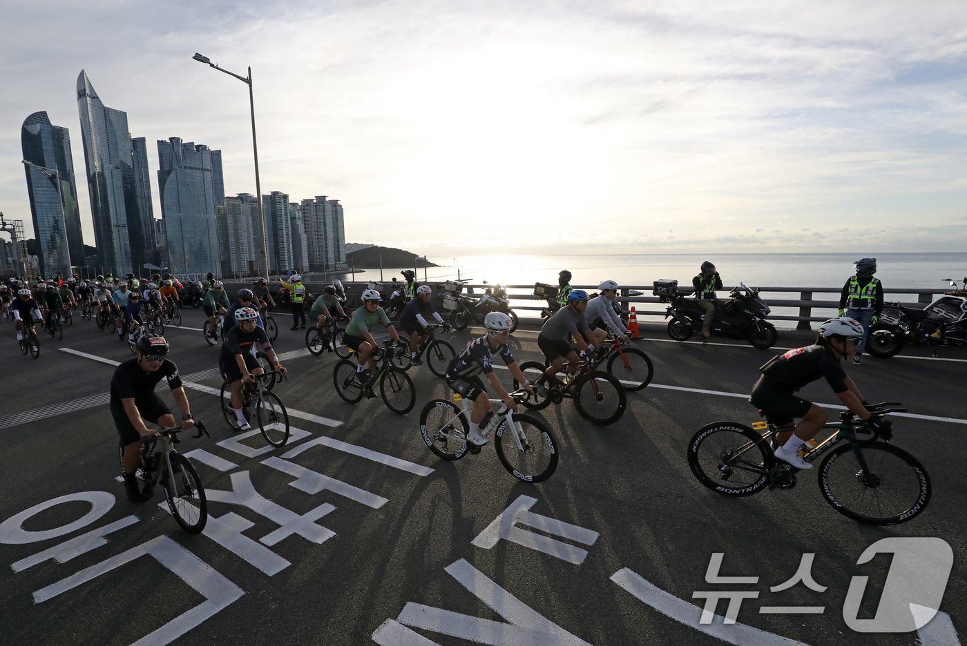 (부산=뉴스1) 윤일지 기자 = 21일 오전 부산 광안대교 상판에서 '2025 세븐브릿지 투어'에 참가한 라이더들이 힘차게 출발하고 있다. 세계 최초로 도심의 4개 해상 교량을 연 …