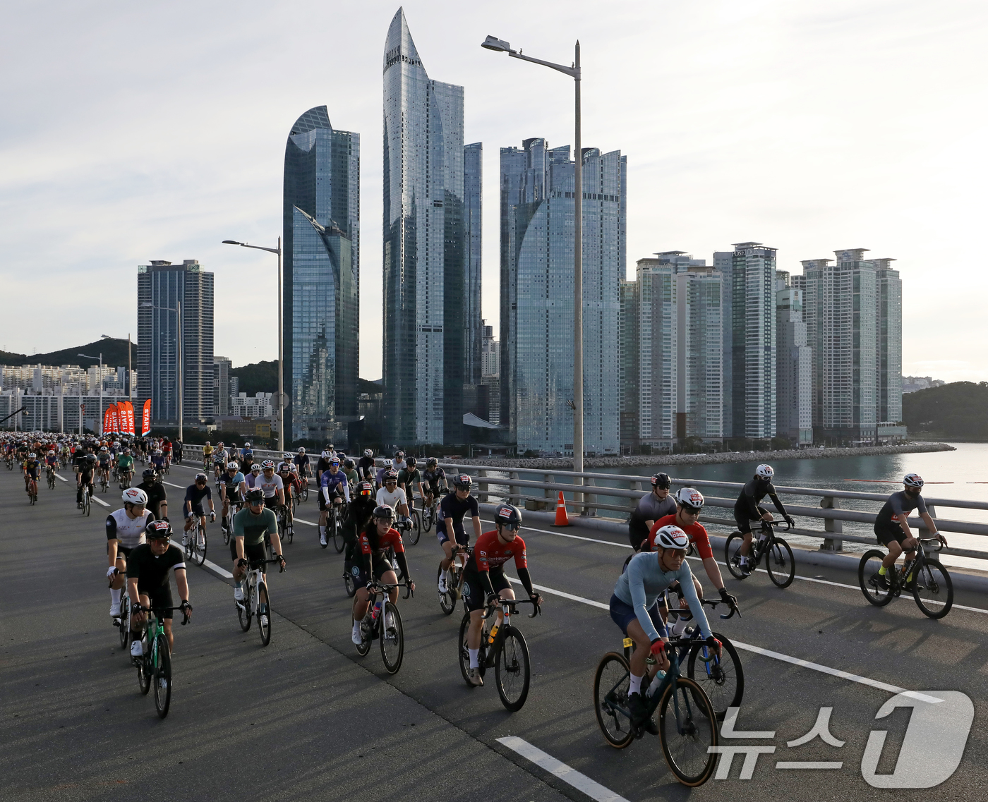 (부산=뉴스1) 윤일지 기자 = 21일 오전 부산 광안대교 상판에서 '2025 세븐브릿지 투어'에 참가한 라이더들이 힘차게 출발하고 있다. 세계 최초로 도심의 4개 해상 교량을 연 …
