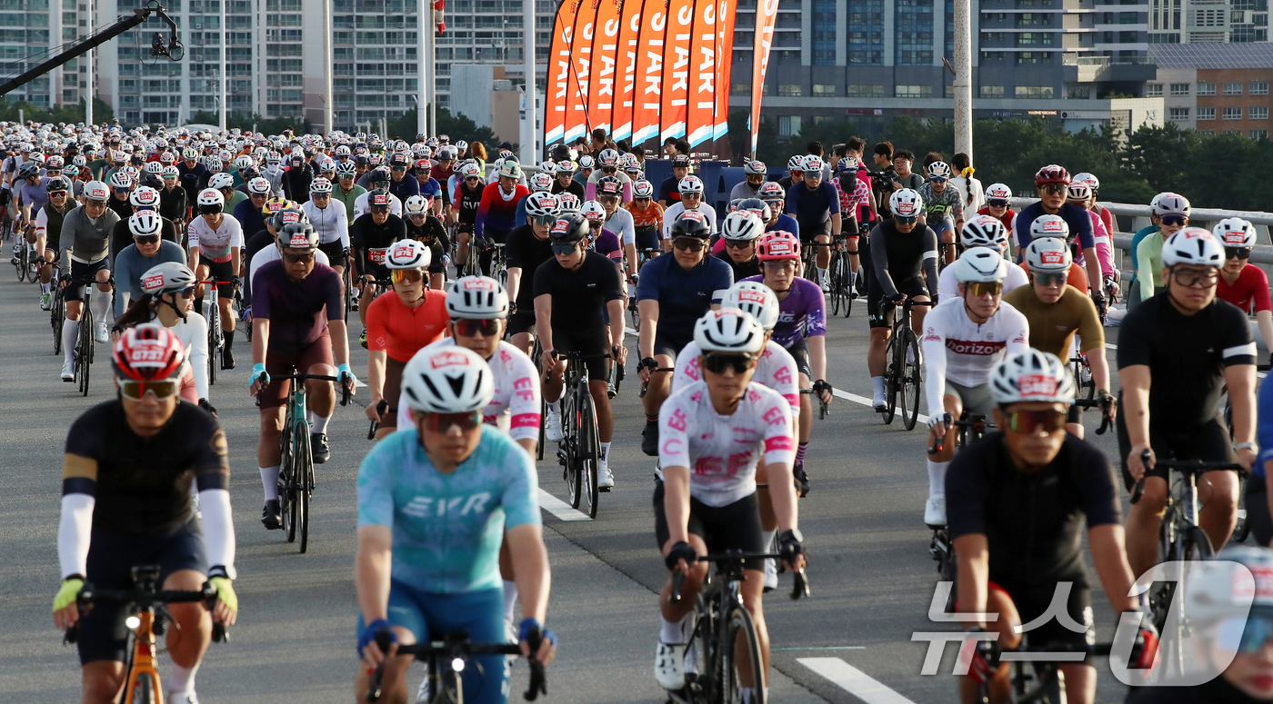 (부산=뉴스1) 윤일지 기자 = 21일 오전 부산 광안대교 상판에서 '2025 세븐브릿지 투어'에 참가한 라이더들이 힘차게 출발하고 있다. 세계 최초로 도심의 4개 해상 교량을 연 …